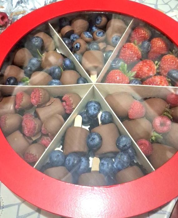 Фруктовые букеты  клубника в шоколаде