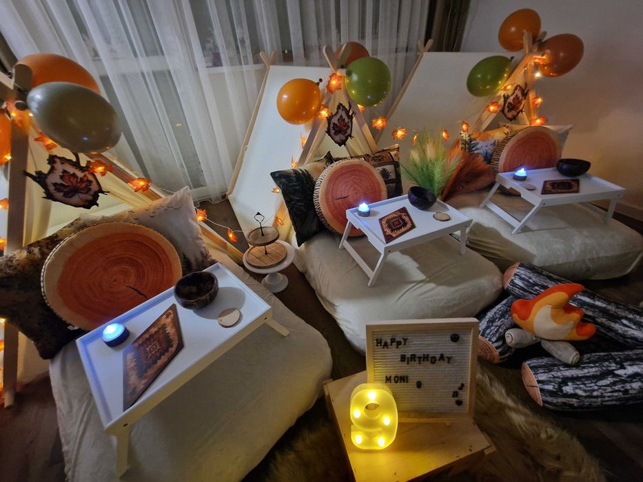 Парти къмпинг с палатки за рожден ден, пикник, празник.