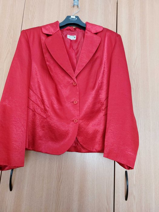 Compleu rosu cu negru