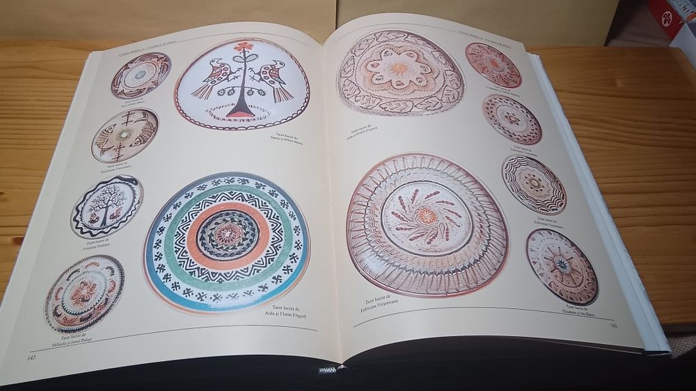 Carte " Ceramica de Hurez" Corina Mihaescu