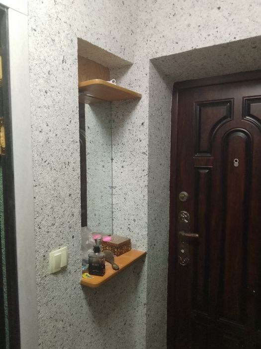 Продаётся своя 3х ком.кв.Рядом есть школа и садик 50м,въезд для машин.