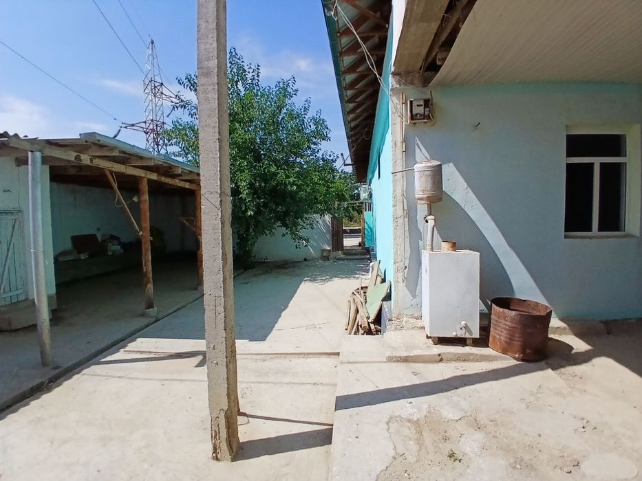 Katta kocha boʻyida joylashgan katta hovli Sotiladi
