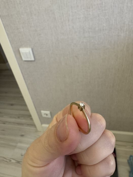 Кольцо с брилиантом