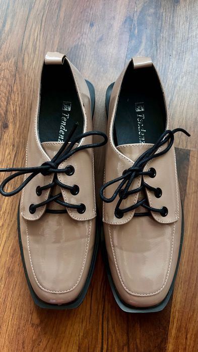 Нови бежови лачени обувки 38 номер