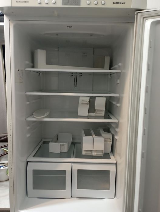 Продается б/у холодильник Samsung
