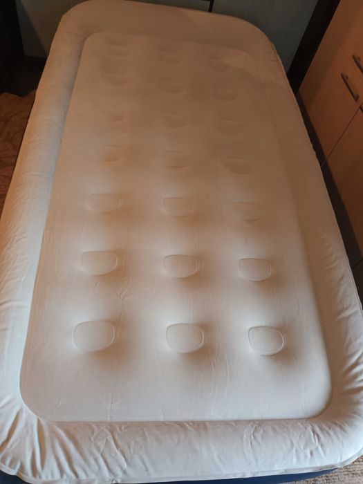 Надоваемо легло с вградена електрическа помпа