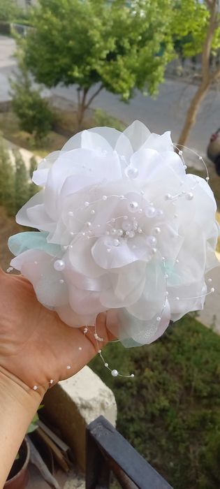 Брошь белая роза