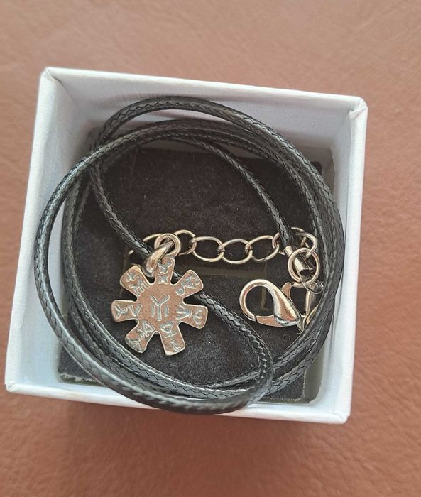 чокър .      .         .