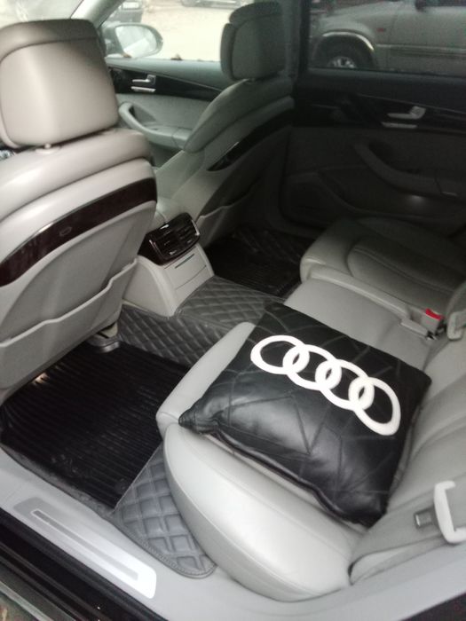 Audi  А8L Лонг 2012 год.