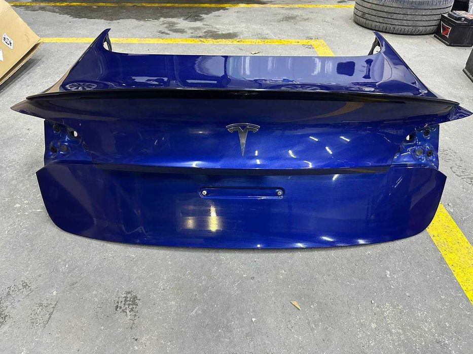 Капак на багажника Tesla model 3.