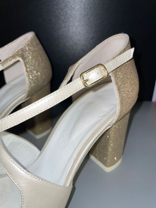 Sandale elegante si comode . 39