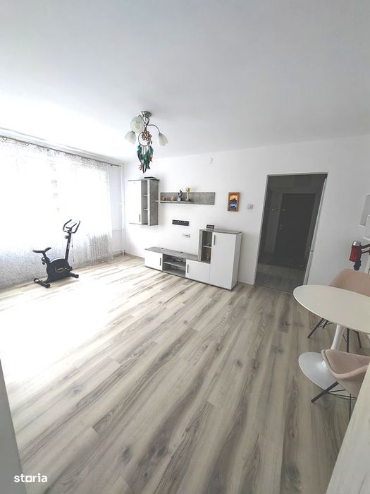 Apartament 3 camere semidecomandat