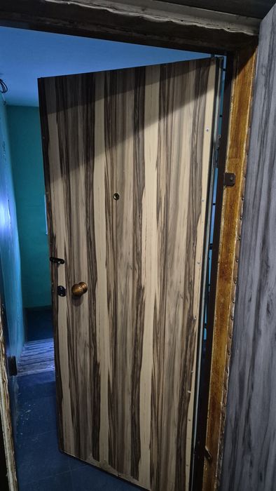 Входная дверь двойная.