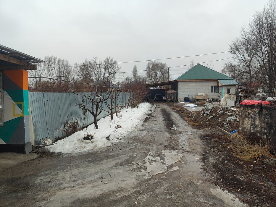 Продам два дома один двор.