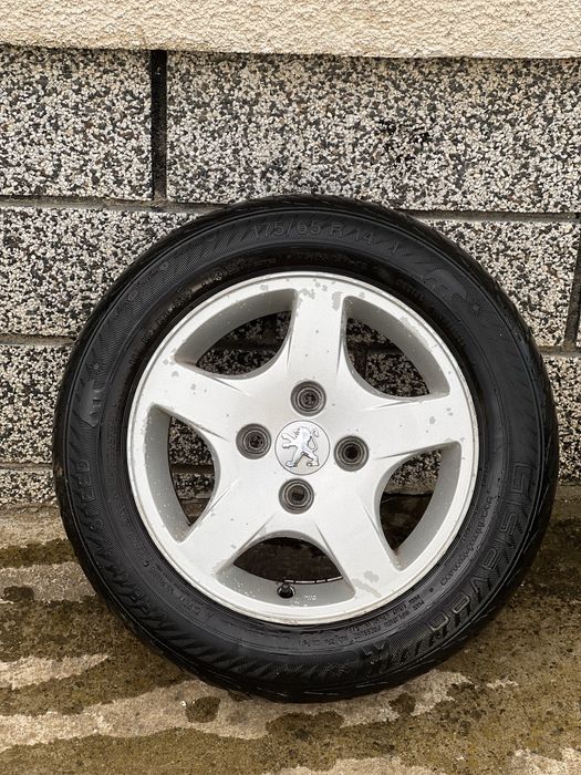 Продавам коплект 4 летни алуминиеви оригинални джанти на Peugot с гуми