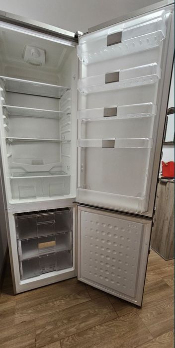 Vând combină frigorifică Beko+hota Heinner