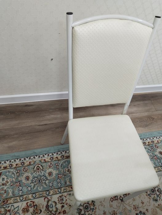 Кухонный стол со стульями