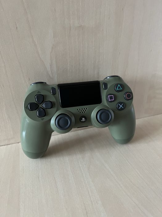 Vând PS4 Slim Limited Edition