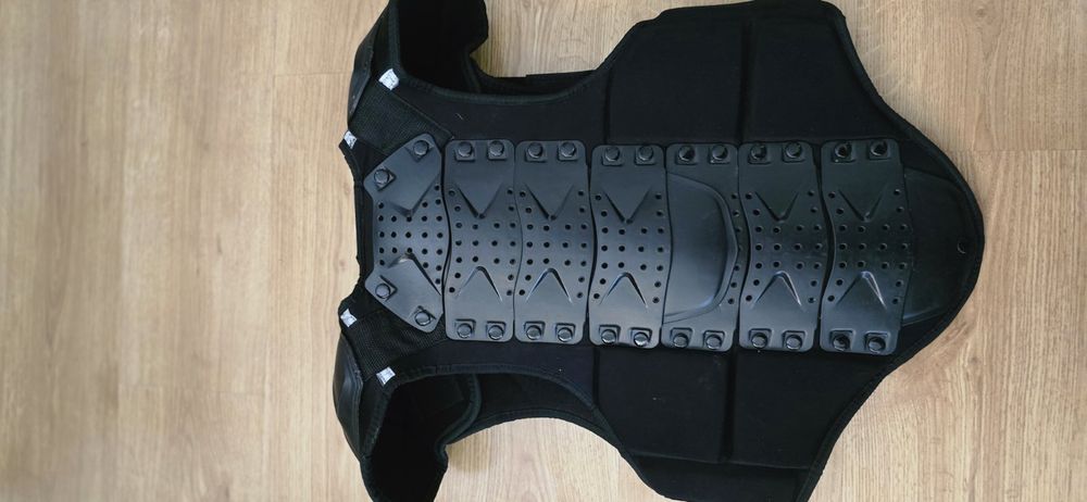 Продавам ендуро каска на Oneal и нагръдник на Alpinstar