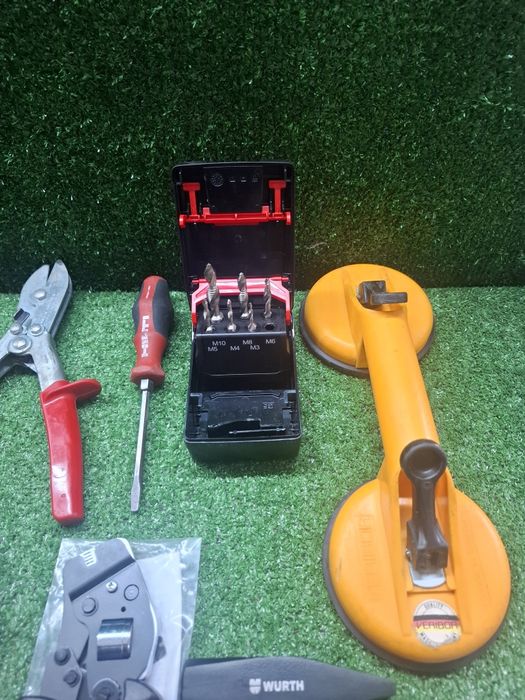 Професионални ръчни инструменти Малки резачи Knipex 75-125 - 30€
Клещи тип болторез 71 32 200 - 35€
Клещи за кримпване Knipex 97 78 180 - 20€
Нощица з