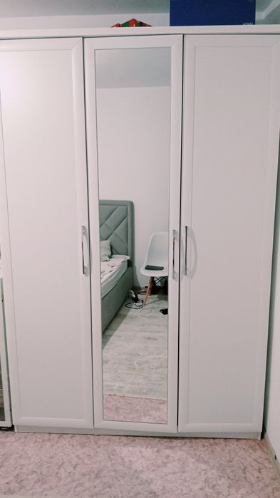 Шкаф с зеркалом .