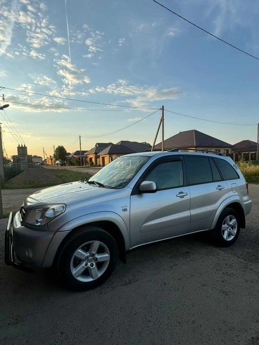 Машина тайота раф4 4