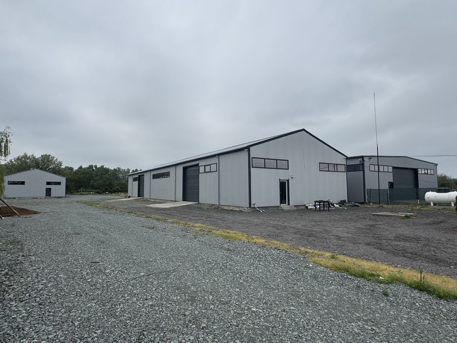 Inchiriez hale, spatii depozitare, se pot compartimenta la cerere.