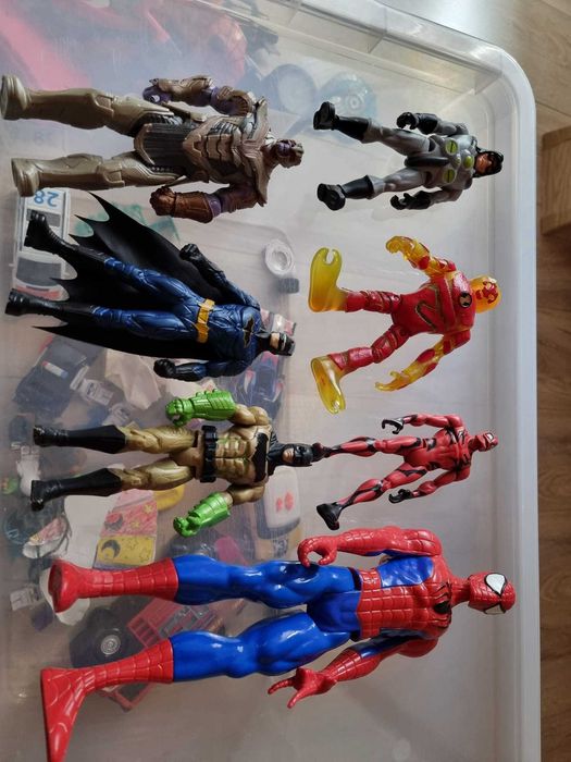 Vând figurine cu eroii copilăriei