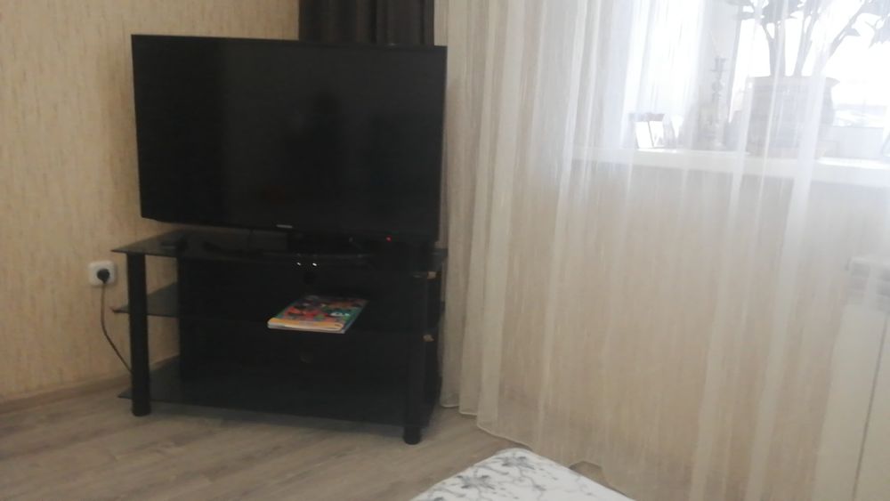 Продам стеклянную тумбочку