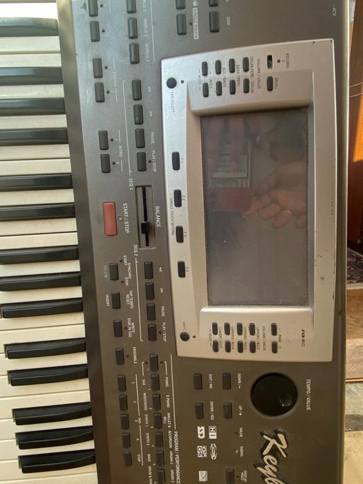 Продавам синтезатор