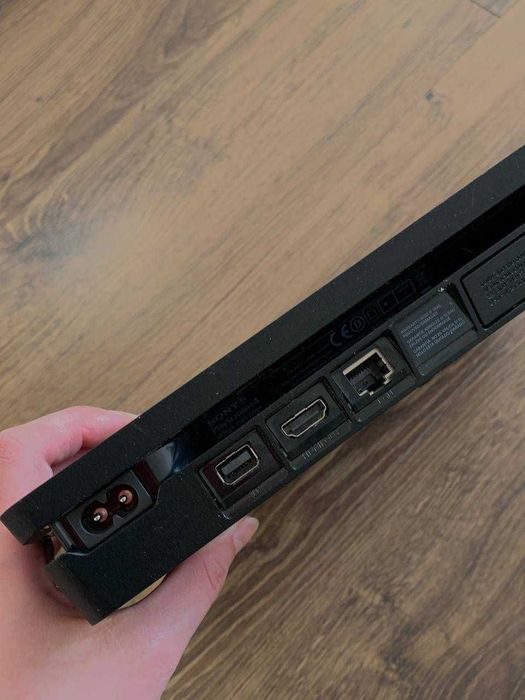 Playstation 4 slim sroshno
