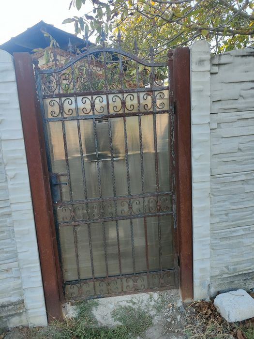 Vând porți metalice lățime totală de 5.5 m și înălțime la baza mica 2 m