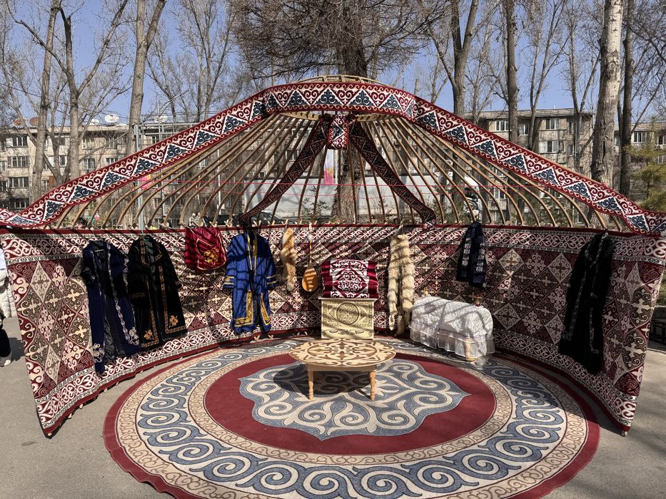 юрта из дерева фото зона полу юрта  уй киіз үй  6-8-12канат