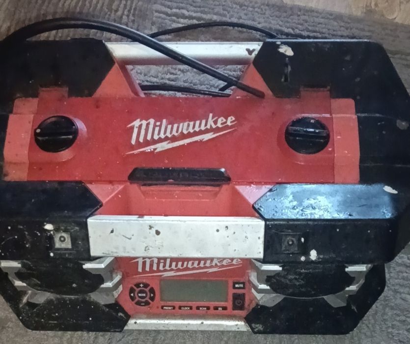 Vând Laser cu trepied preț 1000 lei .Boxa milioake 500 lei