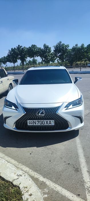 Автомобиль Lexus ES350