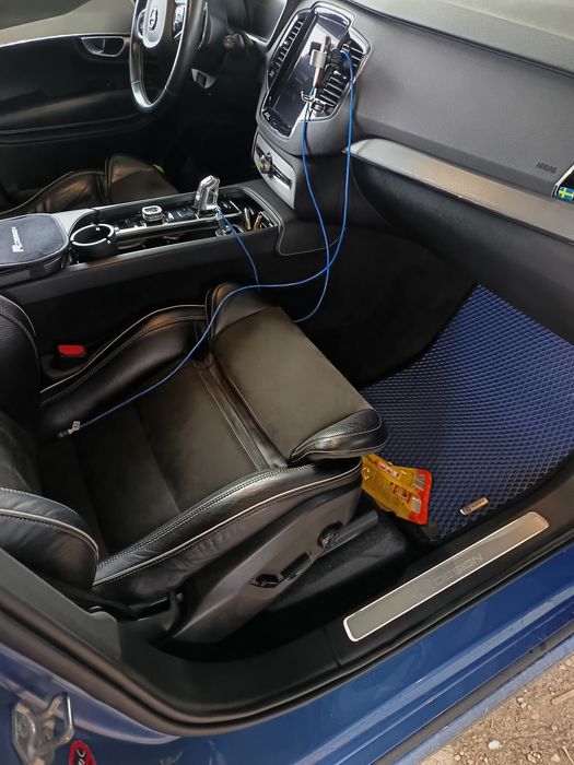 Volvo XC90 plugging hybrid