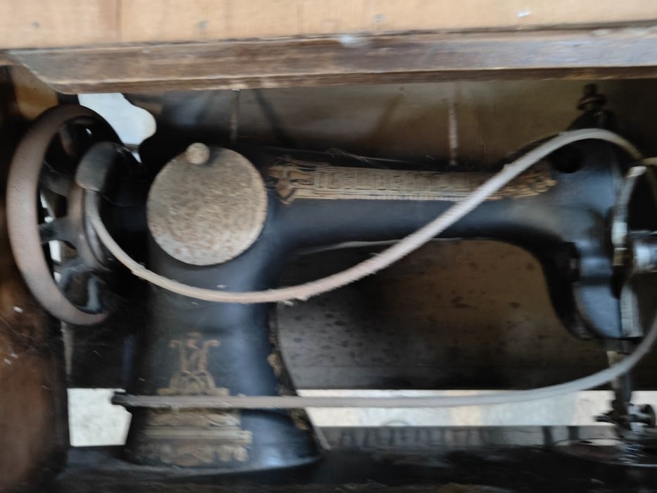 Продается антикварная старинная швейная машинка