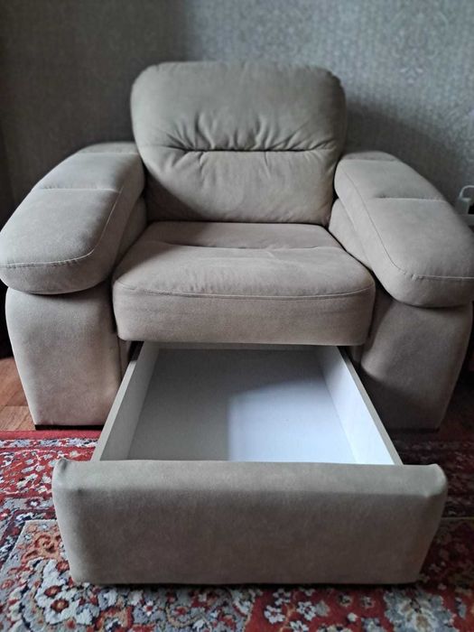 Почти новый угловой диван