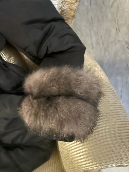 Vand haina  groasa cu guler de blana detasab