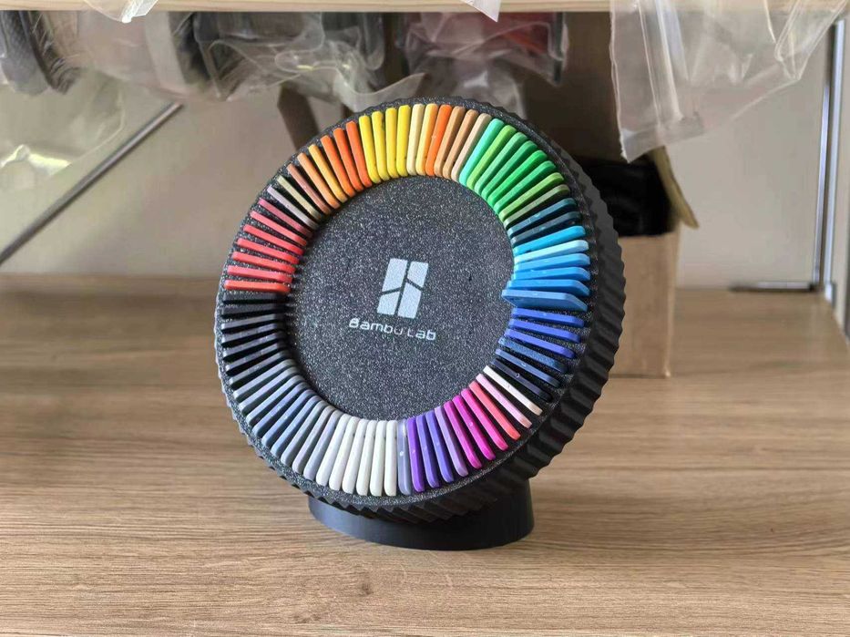 Декоративная вращающаяся стойка образцов филамента от BambuLab