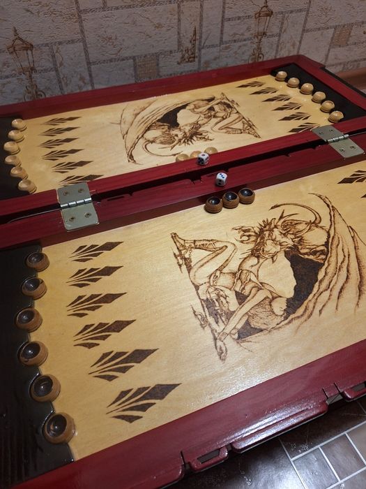 Необычные нарды в виде машинки.