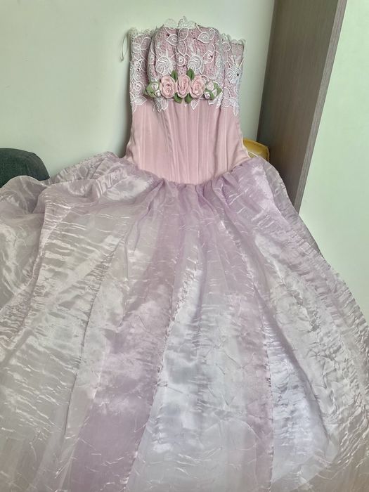 Rochie mireasa deosebita roz- lila organza si broderie