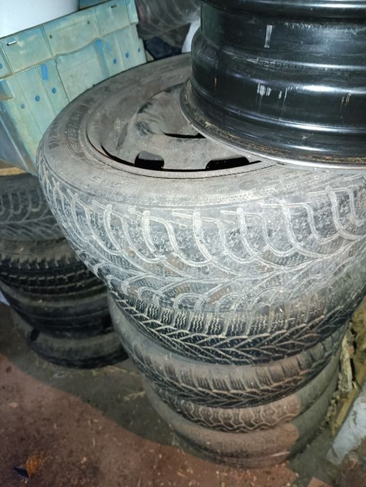 Продавам 2бр.гуми 195/60/16С за 60евро двете,и 4бр.джанти  4*108 Пежо