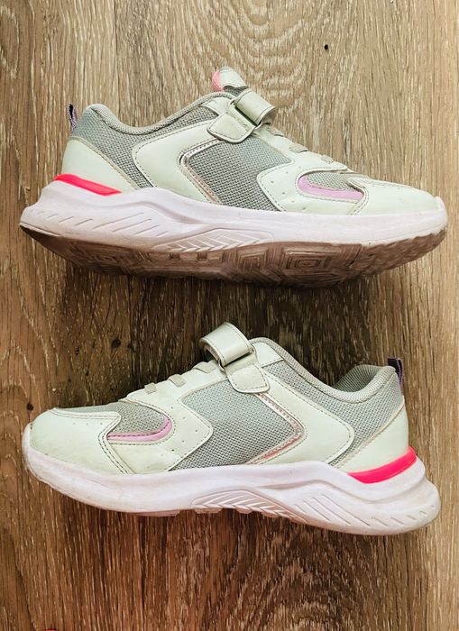 Лёгкие красивые кроссовки на девочку