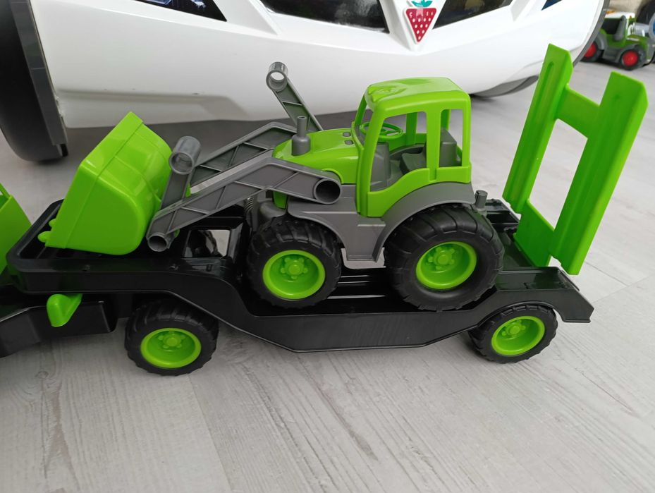 Камион с трактор