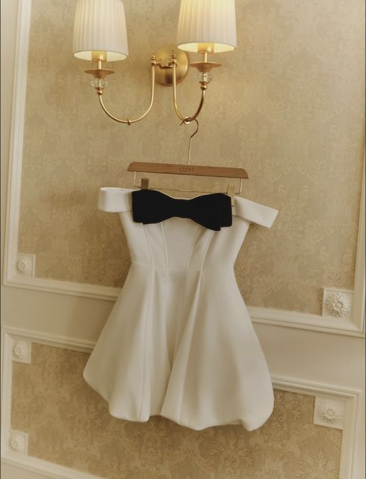 Платье мини с открытыми плечами и бантом на лифе