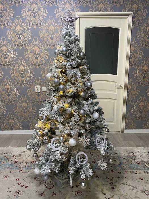 Елка шикарная заснеженная