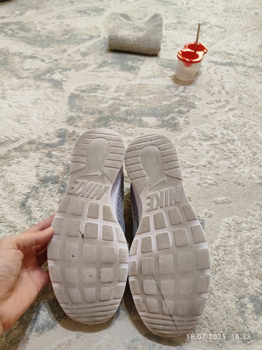 Продам оригинальные кроссовки Nike