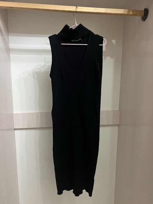 Платье в рубчик с чокером