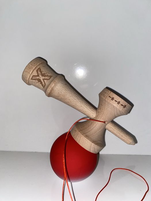 Kendama X Alb, Rosu